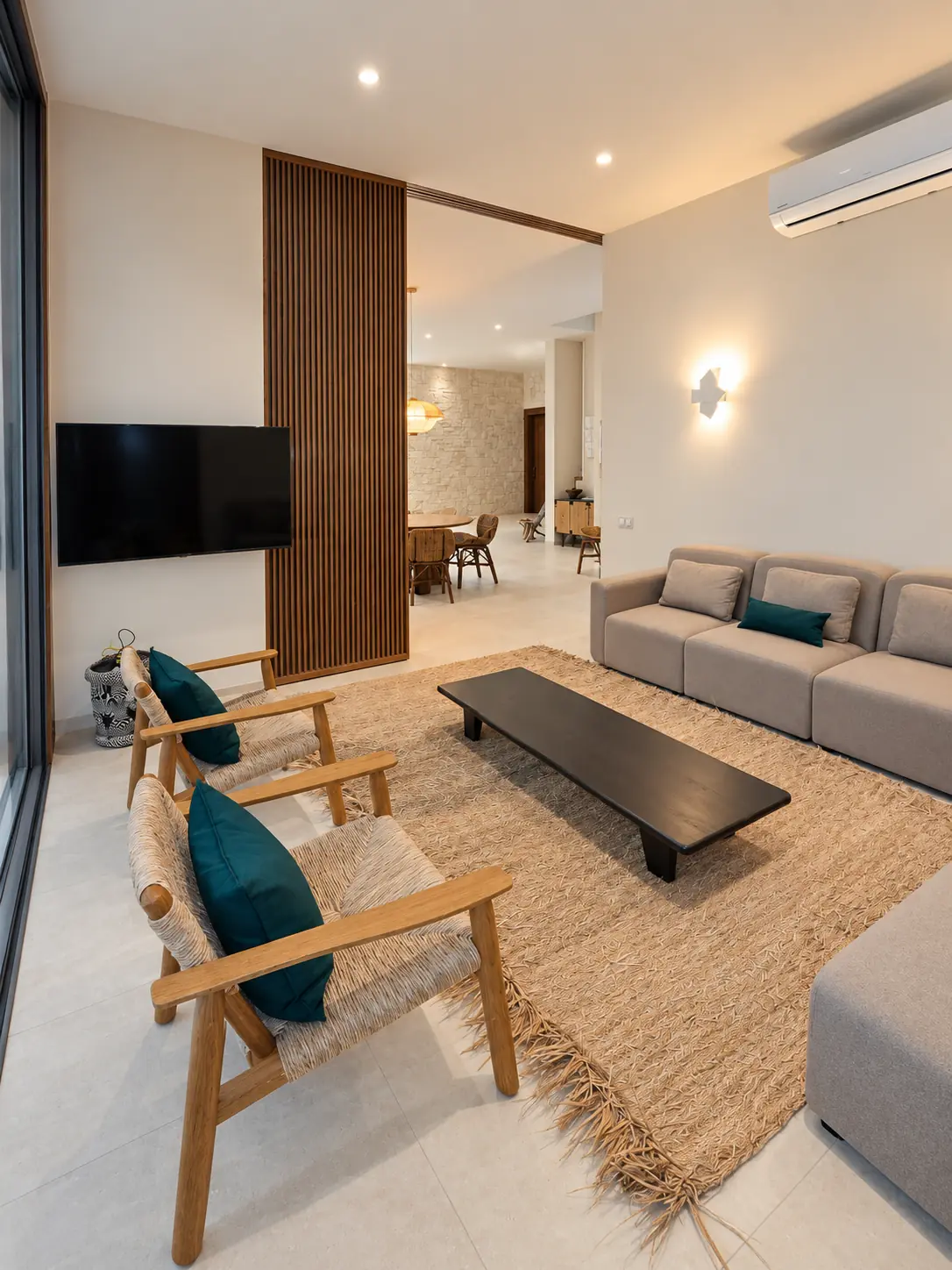 Système coulissant vitré Minimal reliant les espaces de la Villa Hoballah
