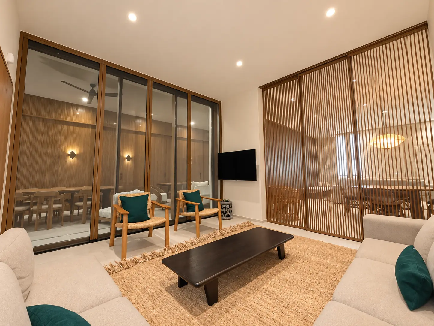 Salon lumineux de la Villa Hoballah avec applications Minimal intégrées
